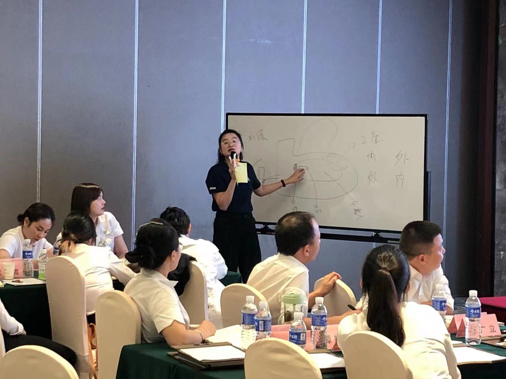 华冠家居集团8月份谋划事情聚会暨四大中心培训聚会胜利召开佛山市华冠建材有限公司 - 华冠家居集团