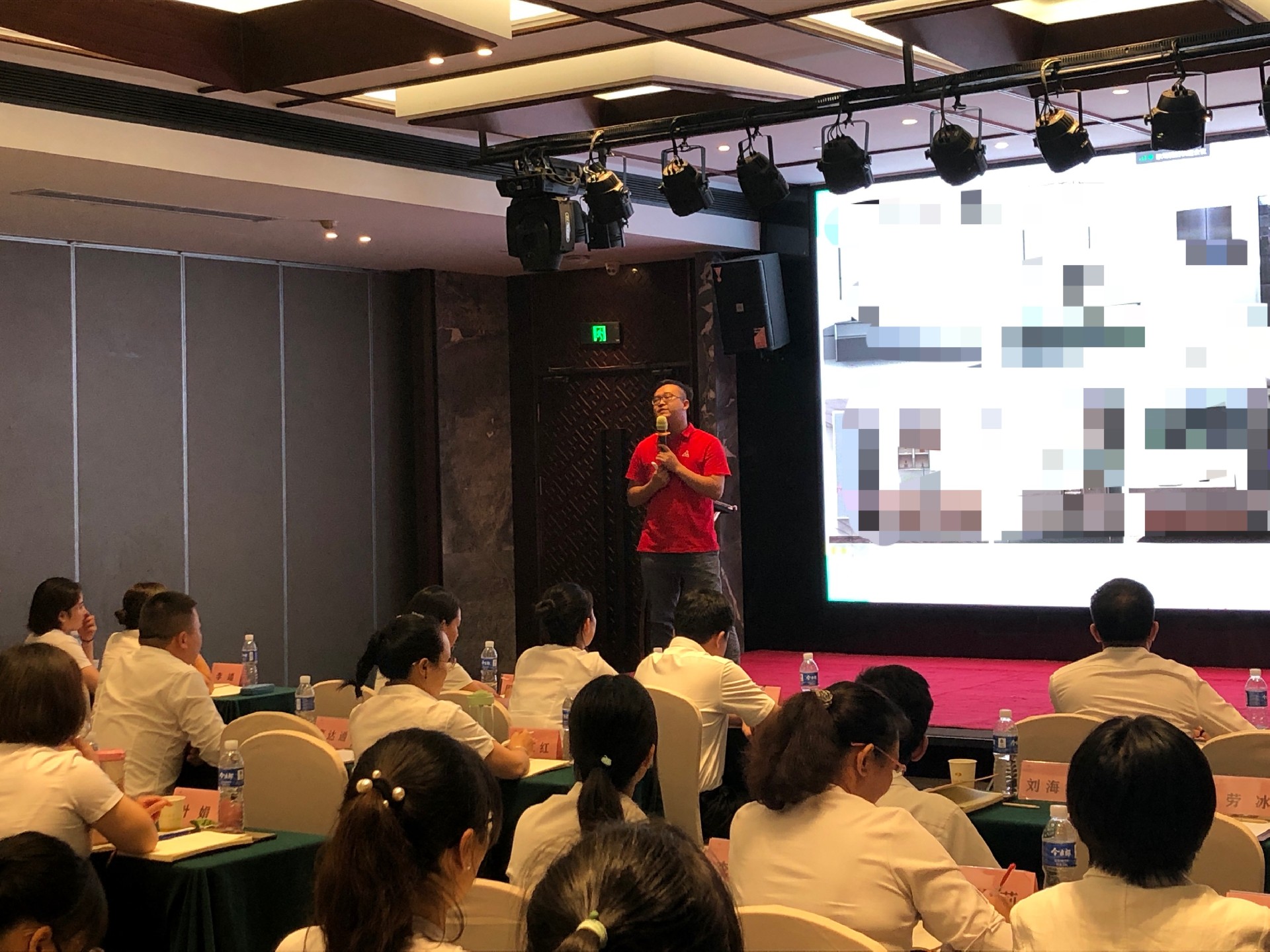 华冠家居集团8月份谋划事情聚会暨四大中心培训聚会胜利召开佛山市华冠建材有限公司 - 华冠家居集团
