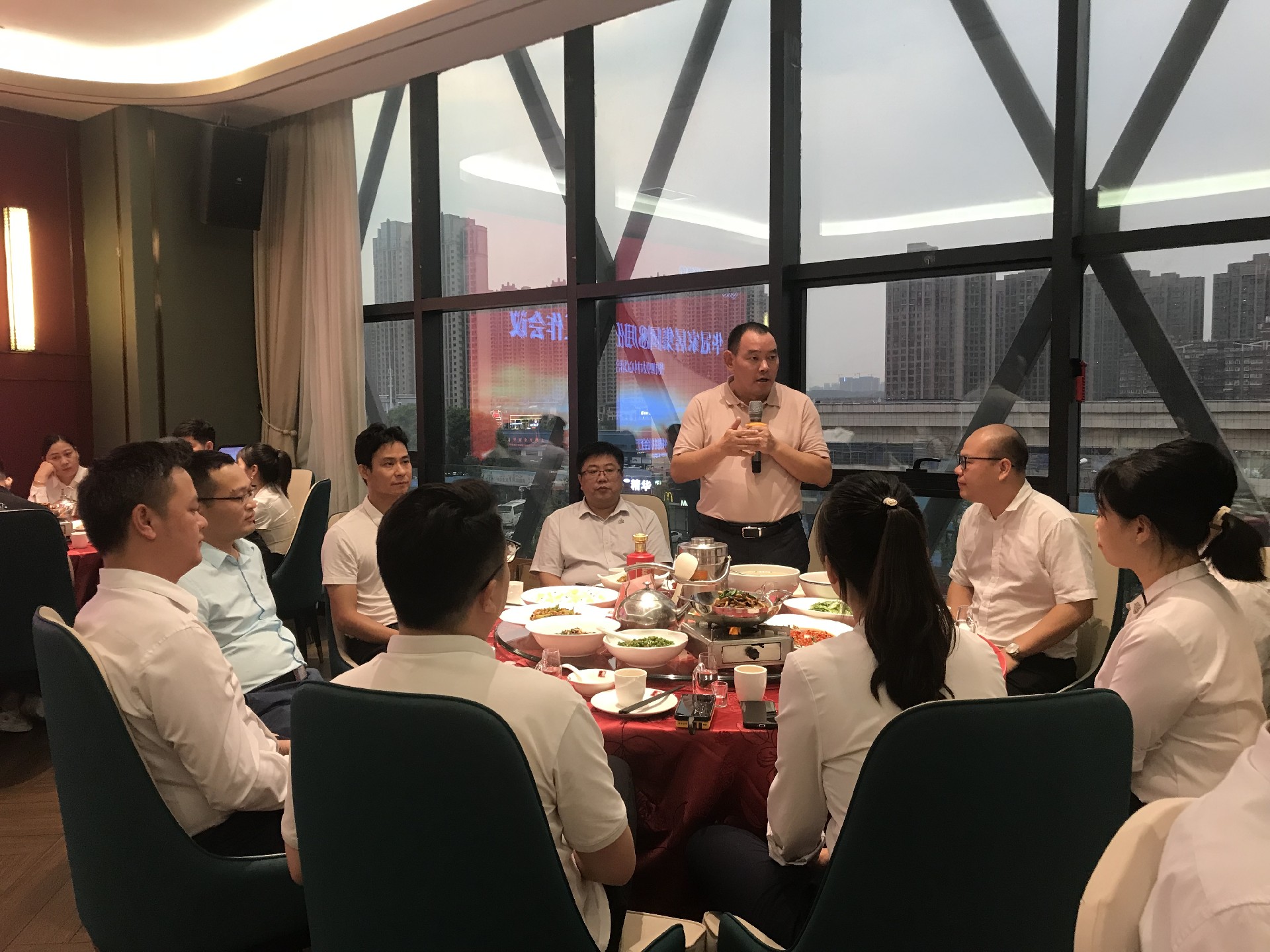 华冠家居集团8月份谋划事情聚会暨四大中心培训聚会胜利召开佛山市华冠建材有限公司 - 华冠家居集团