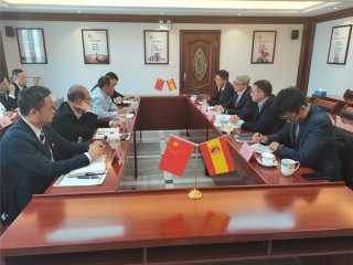  2020年11月27日，，，乐家集团高层向导莅临华冠建材集团总部交流事情